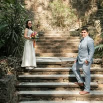 Pareja con ramo de flores